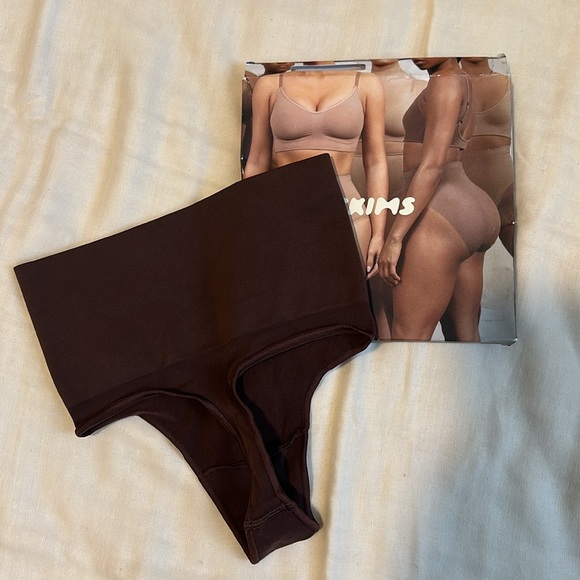 Skims sculpting mid Waist thong - Picture 5 of 6